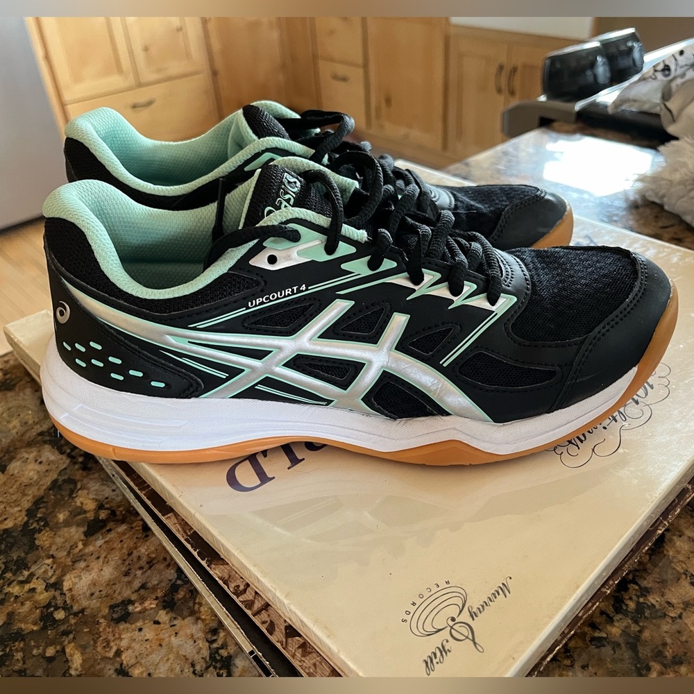 Kids ASICS Upcourt 4 Volleyball Shoes. Size 6.5